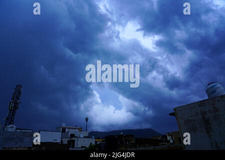 Am 6. Juli 2022 ragen heftige Regenmonsunwolken über der Stadt Ajmer, Rajasthan, Indien, auf. Foto von ABACAPRESS.COM Stockfoto