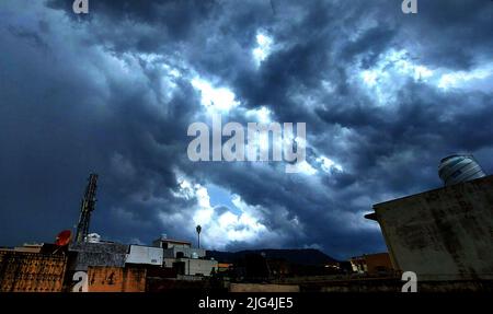 Am 6. Juli 2022 ragen heftige Regenmonsunwolken über der Stadt Ajmer, Rajasthan, Indien, auf. Foto von ABACAPRESS.COM Stockfoto