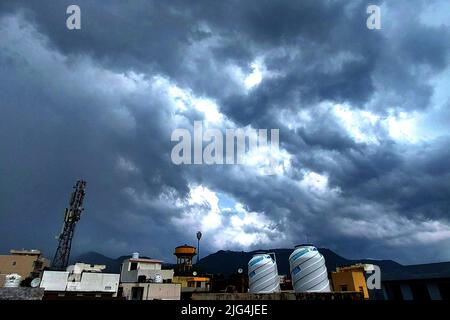 Am 6. Juli 2022 ragen heftige Regenmonsunwolken über der Stadt Ajmer, Rajasthan, Indien, auf. Foto von ABACAPRESS.COM Stockfoto