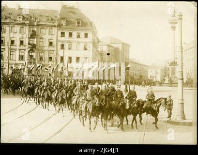 Die Einrichtung des polnischen Regionalrats in Warschau. (27. Oktober 1917). Polnische Ulanen eskortieren auf dem Sigismundplatz. (120) Stockfoto