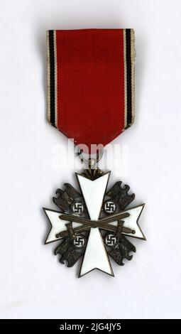 Cruz de Malta de Águilas mit Schwertern von Joaquín García Morato, Kommandeur Laureadoadler mit Schwertern von García Morato, Joaquín, Siegerkommandeur. Farbe: Metallisches achtspitz zucktes Malzkreuz, weiß emailliert. Unter den Armen assistierten vier kaiserliche Eisenadler vier blank emaillierte svastische Kreuzungen mit Metallapplikationen. Überlappend, zwei gekreuzte Schwerter, in Form einer Klinge, auf dem linken und rechten Arm. Red Tape, schwarz-weiß-weiße Songs Stockfoto