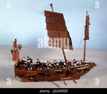 Modellieren Sie die Exvote von Lorcha China (Siglo XIX). Modell. Feines, leichtes und wenig Zuggefäß. Der Hafen und der Stern sind längs, einige Kleiderbügel oder Schilf, etwas vom Brett getrennt, wo die Schilde oder Pflasterblätter hängen. Der Bogen hat eine offene und grenzübergreifende Plattform, auf der ein Artillerieteil platziert ist. Sie arbola zwei Stöcke mit sehr dünnen und ziehenden Holzkerzen mit pflanzlichen Motiven, die in horizontale Abschnitte unterteilt sind. Sie wanderte und schwor. Im Heck haben sie zwei weitere Kanonen und auf den Hauptterminal-Laternen installiert, darunter Standards oder Flaggen, die religiöse Symbolik haben können. Stockfoto