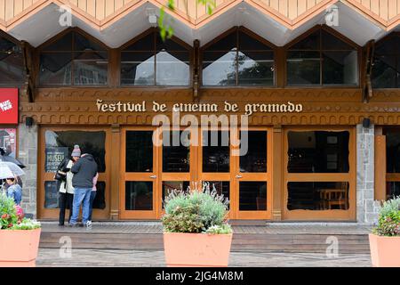 Gramado, RS, Brasilien - 19. Mai 2022: Außenansicht des Palacio dos Festivais, wo das berühmte Gramado Filmfestival stattfindet. Stockfoto