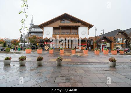 Gramado, RS, Brasilien - 19. Mai 2022: Außenansicht des Palacio dos Festivais, wo das berühmte Gramado Filmfestival stattfindet. Regentag. Stockfoto