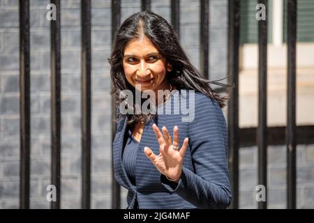 Downing Street, London, Großbritannien. 7.. Juli 2022. Die Minister nehmen an der ersten Kabinettssitzung in der Downing Street 10 Teil, seit Premierminister Boris Johnson heute früh zurückgetreten ist. Die Abgeordnete der RT Hon Suella Braverman QC, Generalanwältin. Amanda Rose/Alamy Live News Stockfoto