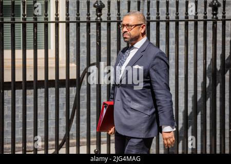 Downing Street, London, Großbritannien. 7.. Juli 2022. Die Minister nehmen an der ersten Kabinettssitzung in der Downing Street 10 Teil, seit Premierminister Boris Johnson heute früh zurückgetreten ist. Der Abgeordnete RT Hon James Cleverly, Staatssekretär für Bildung. Amanda Rose/Alamy Live News Stockfoto