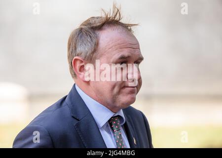 Downing Street, London, Großbritannien. 7.. Juli 2022. Die Minister nehmen an der ersten Kabinettssitzung in der Downing Street 10 Teil, seit Premierminister Boris Johnson heute früh zurückgetreten ist. George Eustice MP, Staatssekretär für Umwelt, Ernährung und Angelegenheiten des ländlichen Raums. Amanda Rose/Alamy Live News Stockfoto