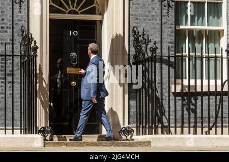 Downing Street, London, Großbritannien. 7.. Juli 2022. Die Minister nehmen an der ersten Kabinettssitzung in der Downing Street 10 Teil, seit Premierminister Boris Johnson heute früh zurückgetreten ist. Dominic Raab MP, stellvertretender Premierminister, Lordkanzler und Staatssekretär für Justiz. Amanda Rose/Alamy Live News Stockfoto