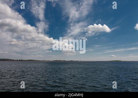 Oberes Wasserreservoir des Pumpspeicherkraftwerks Dlouhe Strane im Jeseniky-Gebirge, Tschechische Republik. Sonniger Sommertag mit blauem Himmel und Stockfoto