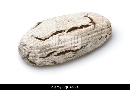 Ganzer Laib Mehl bedeckt handwerklich Roggenbrot isoliert auf weiß Stockfoto