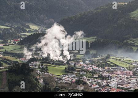 Panoramablick auf das kleine Dorf Furnas mit seinen Fumarolen auf der Insel Sao Miguel. Azoren, Portugal. Stockfoto
