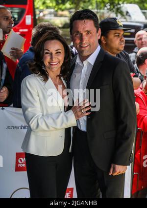 London, Großbritannien. 06.. Juli 2022. Shirley Ballas und Daniel Taylor kamen für die TRIC Awards 2022 im Grosvenor House Hotel in London an. Kredit: SOPA Images Limited/Alamy Live Nachrichten Stockfoto