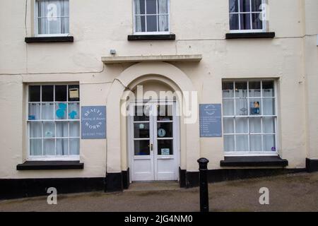 CREDITON, DEVON, Großbritannien - 6. APRIL 2022 Schönheitssalon in der Market Street Stockfoto