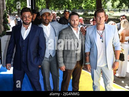 London, Großbritannien. 06.. Juli 2022. Duncan James, Simon Webbe, Antony Costa und Lee Ryan von Blue sahen sich für die TRIC Awards 2022 im Grosvenor House Hotel in London eintreffen. Kredit: SOPA Images Limited/Alamy Live Nachrichten Stockfoto