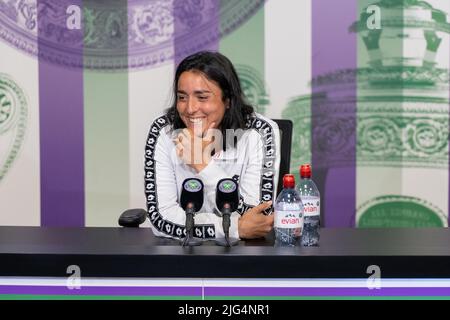 Wimbledon-Finalistin Ons Jabeur aus Tunesien spricht während einer Pressekonferenz nach dem Sieg gegen Tatjana Maria aus Deutschland am 11. Tag der Wimbledon Championships 2022 beim All England Lawn Tennis and Croquet Club in Wimbledon. Bilddatum: Donnerstag, 7. Juli 2022. Stockfoto