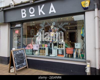 CREDITON, DEVON, Großbritannien - 6. APRIL 2022 Boka Fashion Store auf der High Street Stockfoto