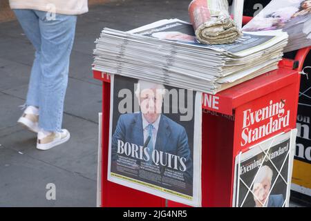 London, Großbritannien, 7. Juli 2022: Auf der Titelseite des Evening Standar, auf der Boris SEINE ENTSCHEIDUNG VERKÜNDET wird, begrüßt er Pendler am Bahnhof Chancery Lane im Zentrum von London. Anna Watson/Alamy Live News Stockfoto