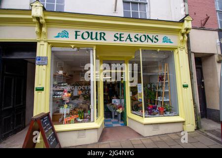 CREDITON, DEVON, Großbritannien - 6. APRIL 2022 vier Jahreszeiten Gemüsehändler auf der High Street Stockfoto