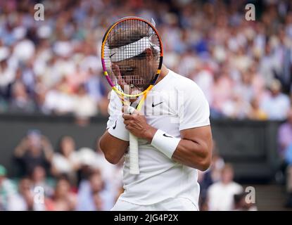 Aktenfoto vom 06-07-2022 von Rafael Nadal während seines Spiels gegen Taylor Fritz. Ausgabedatum: Donnerstag, 7. Juli 2022. Stockfoto