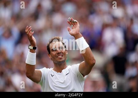 Datei-Foto vom 06-07-2022 von Rafael Nadal feiert Sieg über Taylor Fritz. Ausgabedatum: Donnerstag, 7. Juli 2022. Stockfoto