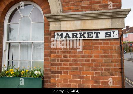 CREDITON, DEVON, Großbritannien - 6. APRIL 2022 Straßenschild Market Street Stockfoto