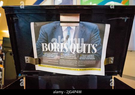 Britischer Premierminister, Boris Johnson, gibt auf, Titelseite der Evening Standard Newspaper Headline auf Zeitungskiosks in London, Großbritannien Stockfoto