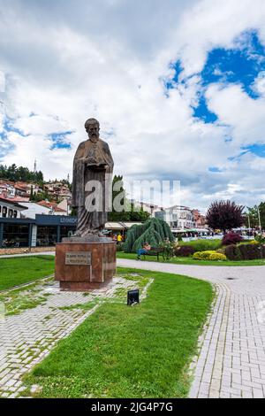 Ohrid, Nordmakedonien - Juni 2022: Zentraler Stadtteil von Ohrid mit der Wahrzeichen-Statue am Ohridsee in Mazedonien Stockfoto