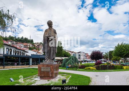 Ohrid, Nordmakedonien - Juni 2022: Zentraler Stadtteil von Ohrid mit der Wahrzeichen-Statue am Ohridsee in Mazedonien Stockfoto