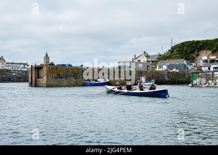 Bal Maiden Pilot Gig verlässt Porthleven, Cornwall, zu einem Trainingslauf Stockfoto