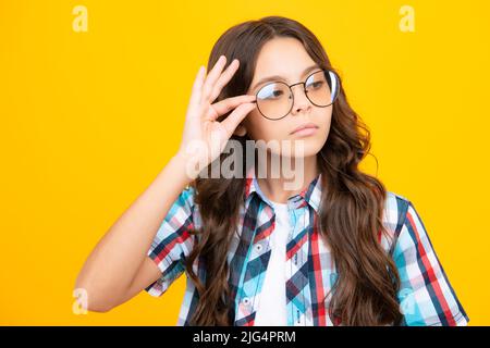 Teenager-Kind mit schlechter Sehkraft tragen Brillen, schauend schielend. Kinderbrille. Lustig überrascht liebenswert Mädchen in runden Gläsern mit erstaunt Stockfoto