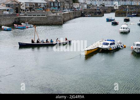 Bal Maiden Pilot Gig verlässt Porthleven, Cornwall, zu einem Trainingslauf Stockfoto