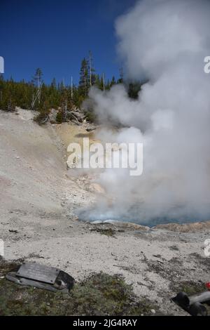 Yellowstone-Nationalpark, USA. 5/21-24/2022. Berylquelle ist eine heiße Quelle am Straßenrand im Gibbon Geyser Basin. Leicht zu Fuß erreichbar. Groß überhitzt Stockfoto