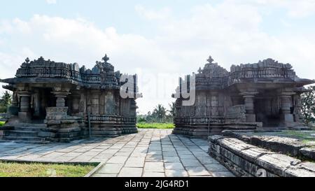 Rückansicht eines Paares fast identischer Hindu-Tempel Nageshvara-Chennakeshava-Tempel, Mosale, Hassan, Karnataka, Indien. Stockfoto