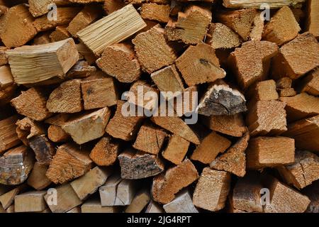 Stapel von gehacktem Brennholz, um im Winter zu heizen, führt Gasmangel zu alternativen fossilen Brennstoffen, Holzstapelstruktur oder Hintergrund Stockfoto