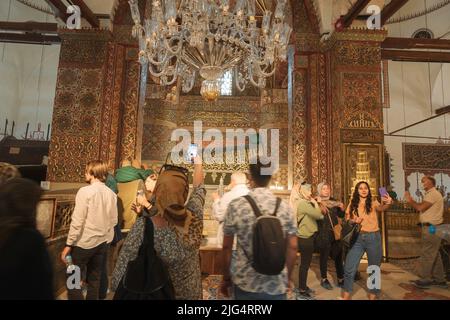 Touristen, die das Grab von Rumi in Konya besuchen. Religiöser Tourismus in der Türkei. Konya Türkei - 5.18.2022 Stockfoto