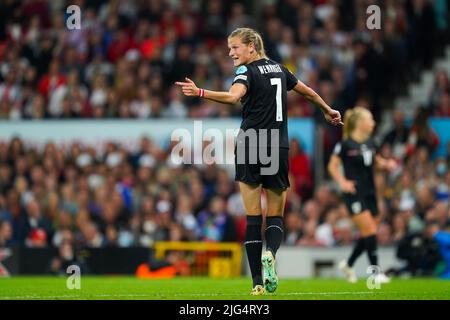 Manchester, Großbritannien. 06.. Juli 2022. Manchester, England, Juli 6. 2022: Carina Wenninger (7 Österreich) Gesten während des UEFA-Fußballspiels der Damen 2022 zwischen England und Österreich im Old Trafford in Manchester, England. (Daniela Porcelli /SPP) Quelle: SPP Sport Press Foto. /Alamy Live News Stockfoto