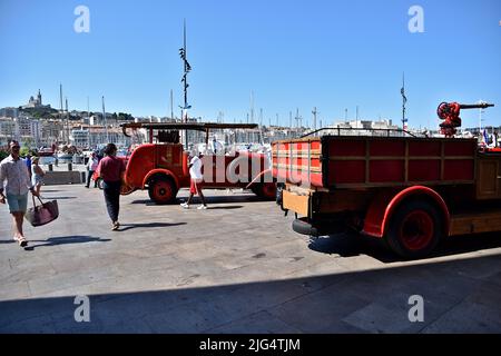 Marseille, Frankreich. 05.. Juli 2022. Während der Zeremonie werden alte Feuerwehrfahrzeuge ausgestellt. Die Helmmübergabe unter dem Vorsitz von Bürgermeister Benoît Payan fand am Place Bargemon vor dem Rathaus von Marseille statt. 31 Schüler der Feuerwehrschule der Marine formalisierten ihre operative Integration in das Fire and Rescue Center (CIS) und den Beginn ihrer Karriere als Quartiermeister der Flotte. Kredit: SOPA Images Limited/Alamy Live Nachrichten Stockfoto