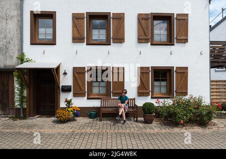 Welschbillig, Rheinland-Pfalz - Deutschland - 08 08 2020 traditionell gemütlich eingerichtetes Haus im deutschen Stil Stockfoto