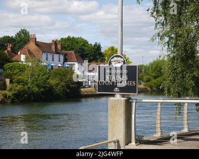 Staines upon Thames Willkommensschild in Surrey, Großbritannien Stockfoto