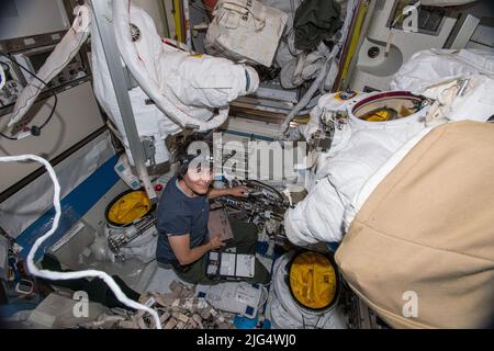 Internationale Raumstation Expedition 67 die Flugingenieurin Samantha Cristoforetti der ESA führt Wartungsarbeiten an den EMU-Raumanzügen innerhalb der Quest-Luftschleuse an Bord des umkreisenden spacelab durch, 11. Mai 2022 in Earth Orbit. Stockfoto