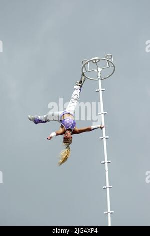 Bezahlte Schauspieler etc., Leute auf lokalen Karnevalsfahrten zum Spaß während der Sommerferien auf der Florida State Fair USA Stockfoto