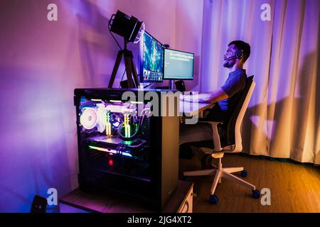 Ein Mann ist mit einem High-End-Gaming-pc unterwegs Stockfoto