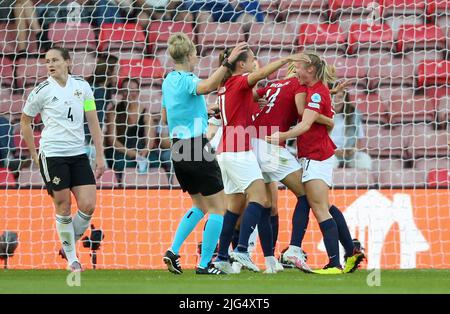 Die Norwegerin Julie Blakstad (rechts) feiert mit ihren Teamkollegen, nachdem sie das erste Tor ihres Teams erzielt hat, während die nordirische Sarah McFadden (links) während des UEFA Women's Euro 2022 Group A-Spiels im St. Mary's Stadium, Southampton, zuschaut. Bilddatum: Donnerstag, 7. Juli 2022. Stockfoto