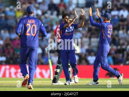 Der indische Bhuvneshwar Kumar (Mitte) feiert beim ersten Vitality IT20-Spiel im Ageas Bowl in Southampton das Wimmelspiel von Jos Buttler aus England. Bilddatum: Donnerstag, 7. Juli 2022. Stockfoto