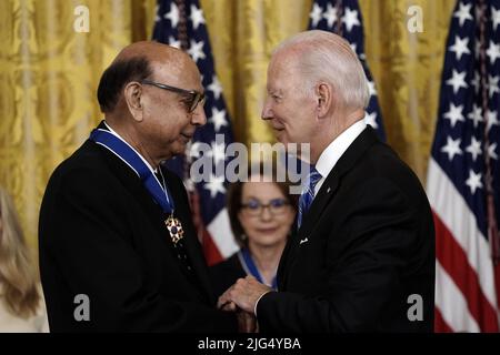 Washington, Usa. 07.. Juli 2022. Der US-Präsident Joe Biden verleiht am Donnerstag, den 7. Juli 2022, die Präsidentenmedaille der Freiheit an Pater Alexander Karloutsos, den ehemaligen Generalvikar der griechisch-orthodoxen Erzdiözese Amerika, und 16 weitere Empfänger im East Room des Weißen Hauses in Washington, DC. Foto von Ken Cedeno/UPI Credit: UPI/Alamy Live News Stockfoto