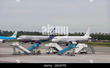 Aeroflot- und KLM-Flugzeuge auf Asphalt am Flughafen Schiphol Amsterdam am 30. 2022. Juni Stockfoto
