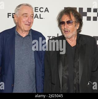 NEW YORK, NY, USA - 16. JUNI 2022: Robert De Niro und Al Pacino nehmen an der Tribeca Festival-Vorführung von „The Godfather“ im Palace Theatre Teil. Stockfoto