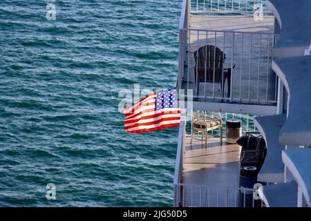 Amerikanische Flaggen im Wind von Balkonen über dem Lake Erie in Lakewood, OH, Juli 3. 2022 Stockfoto