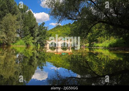 Alte Steinbrücke über die Werra bei Creuzburg Stockfoto