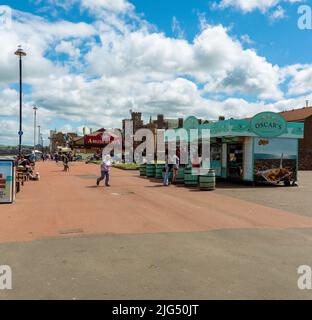 Einheimische genießen das warme Wetter auf der Portobello Promenade an einem sonnigen Nachmittag, Edinburgh, Schottland, Großbritannien Stockfoto